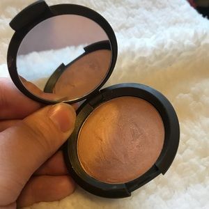 Becca Champagne pop highlighter